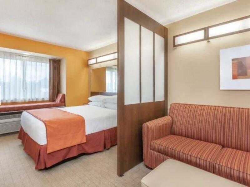 Microtel Inn & Suites By Wyndham Верона Экстерьер фото